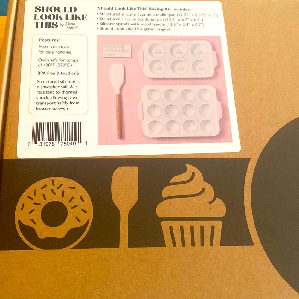 New in box Dana Hasson silicone baking kit